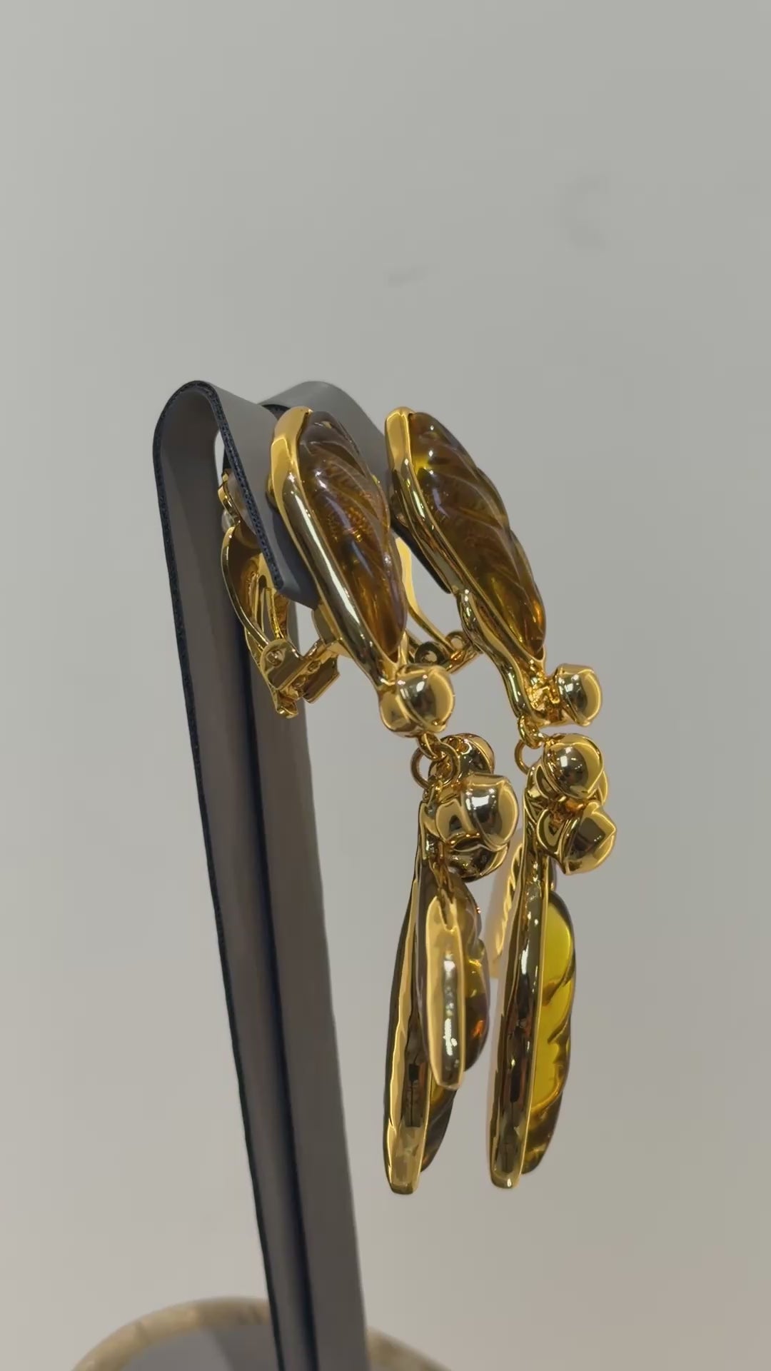 تحميل الفيديو: Gold plated brown earrings