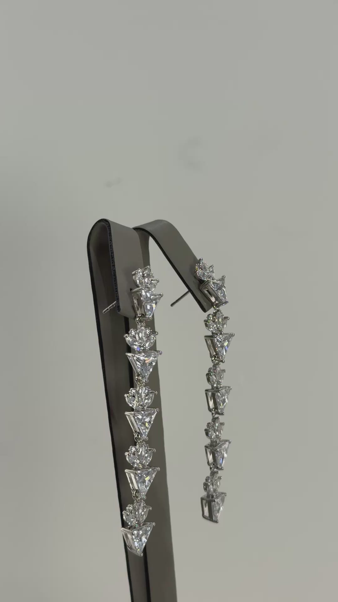 تحميل الفيديو: Crystal triangles earrings
