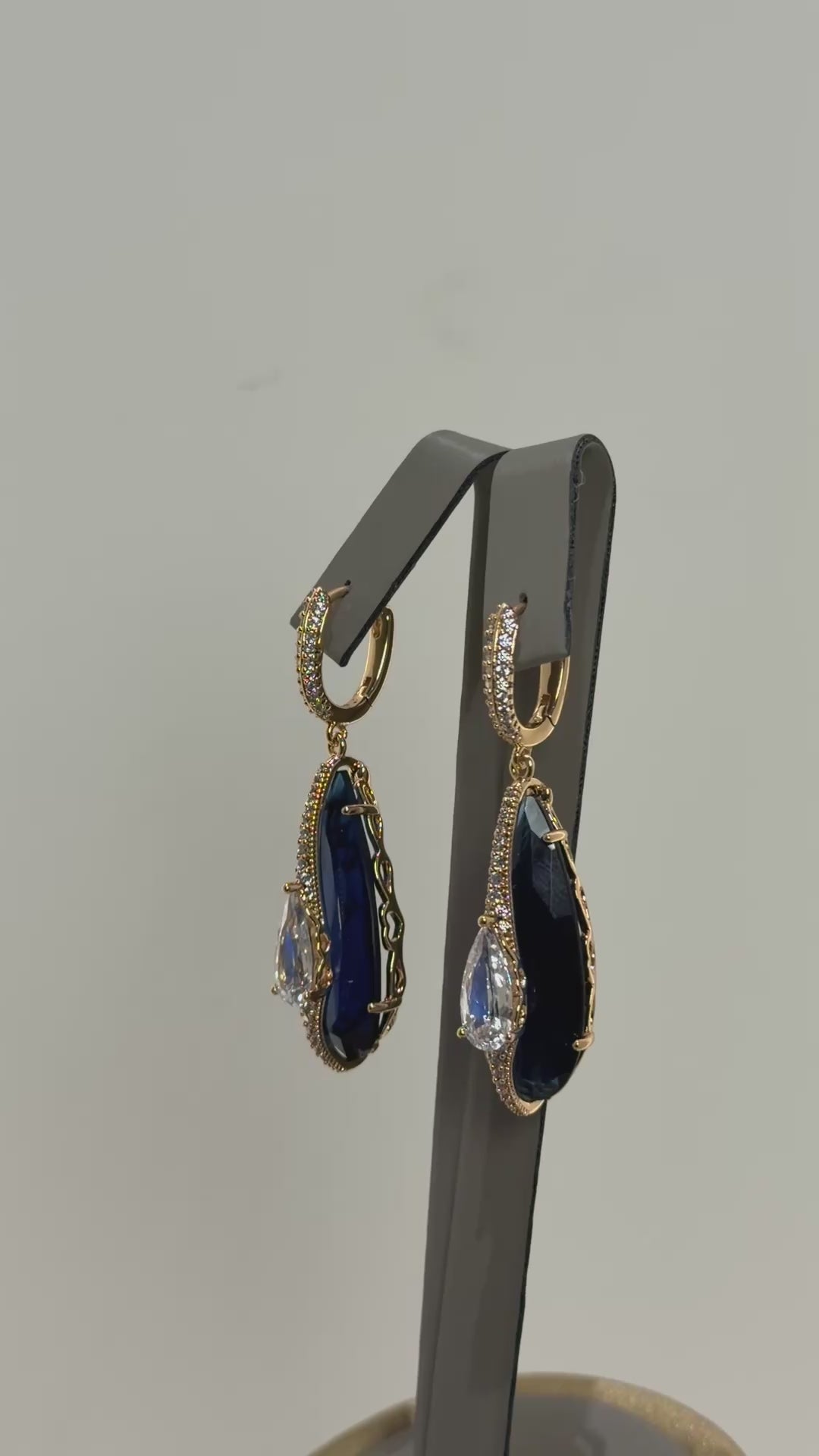 تحميل الفيديو: Caged stone earrings
