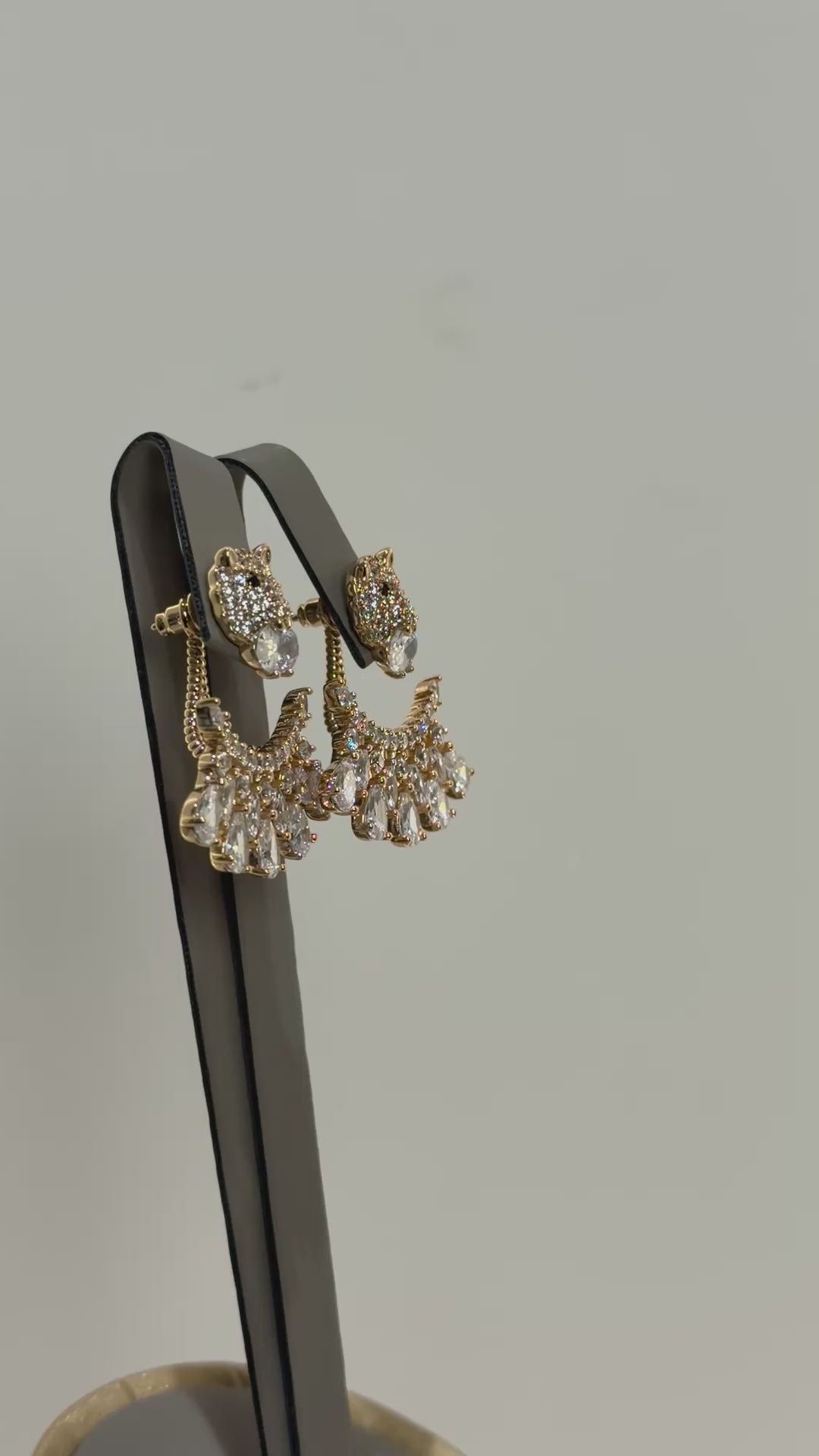 تحميل الفيديو: Crystal Lion earrings