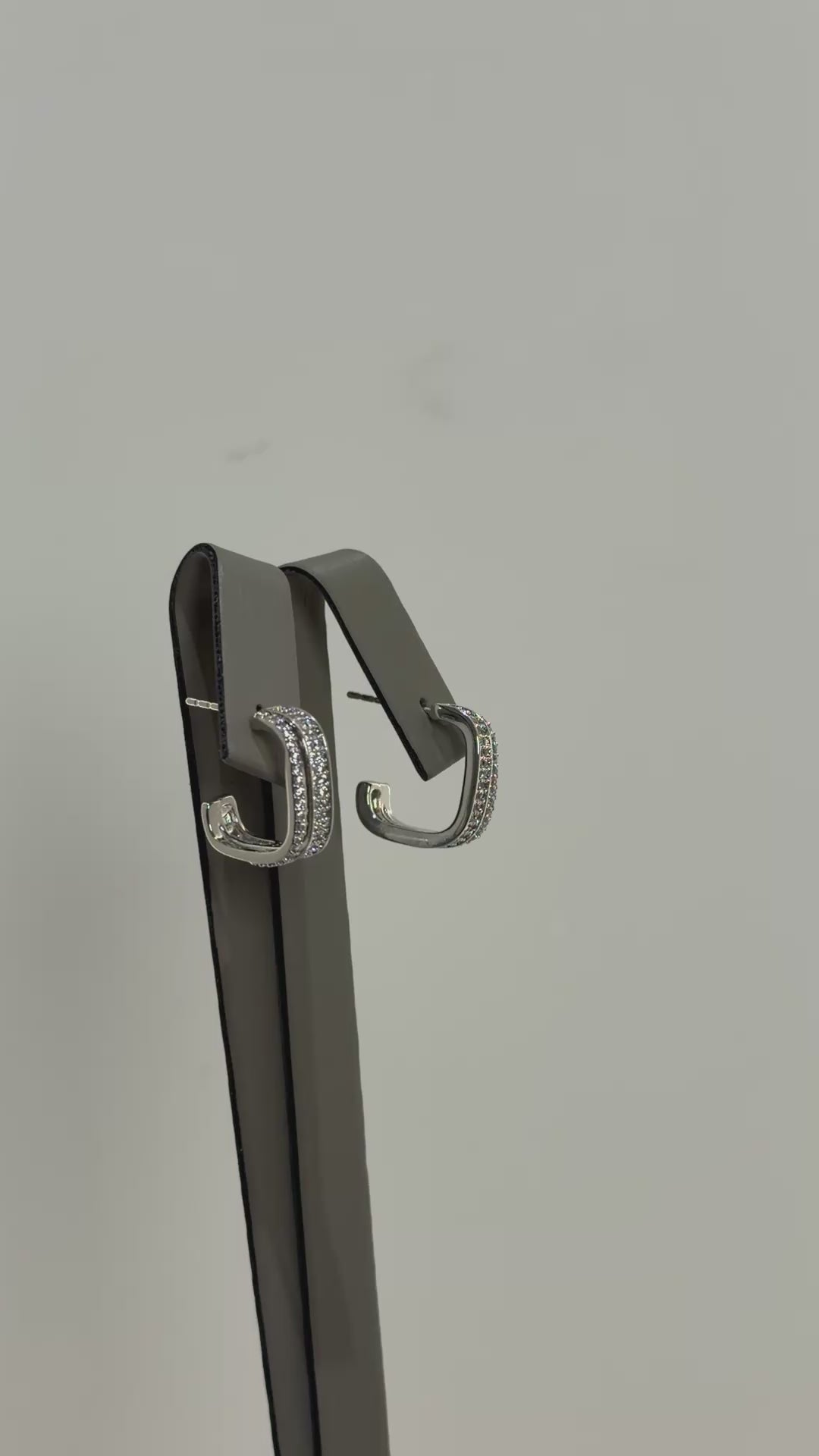 تحميل الفيديو: Mini silver hoops