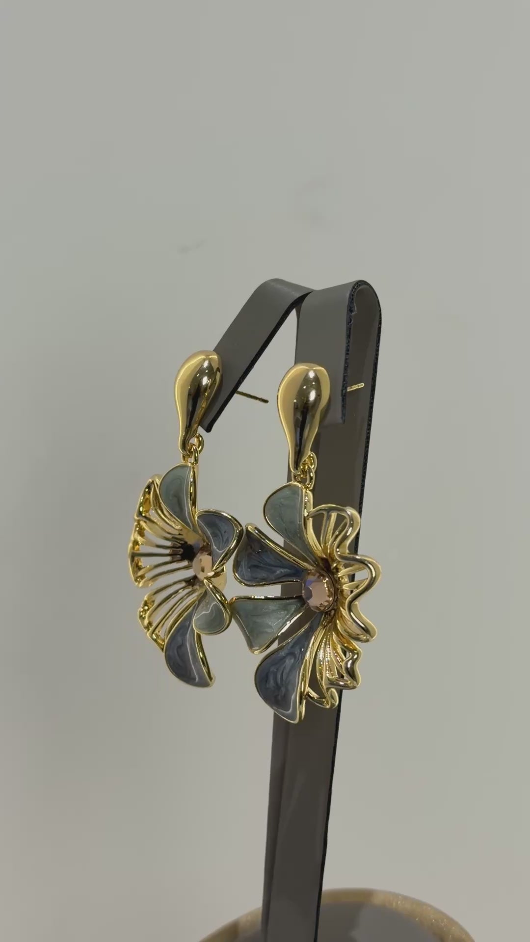 تحميل الفيديو: Half colored flower earrings
