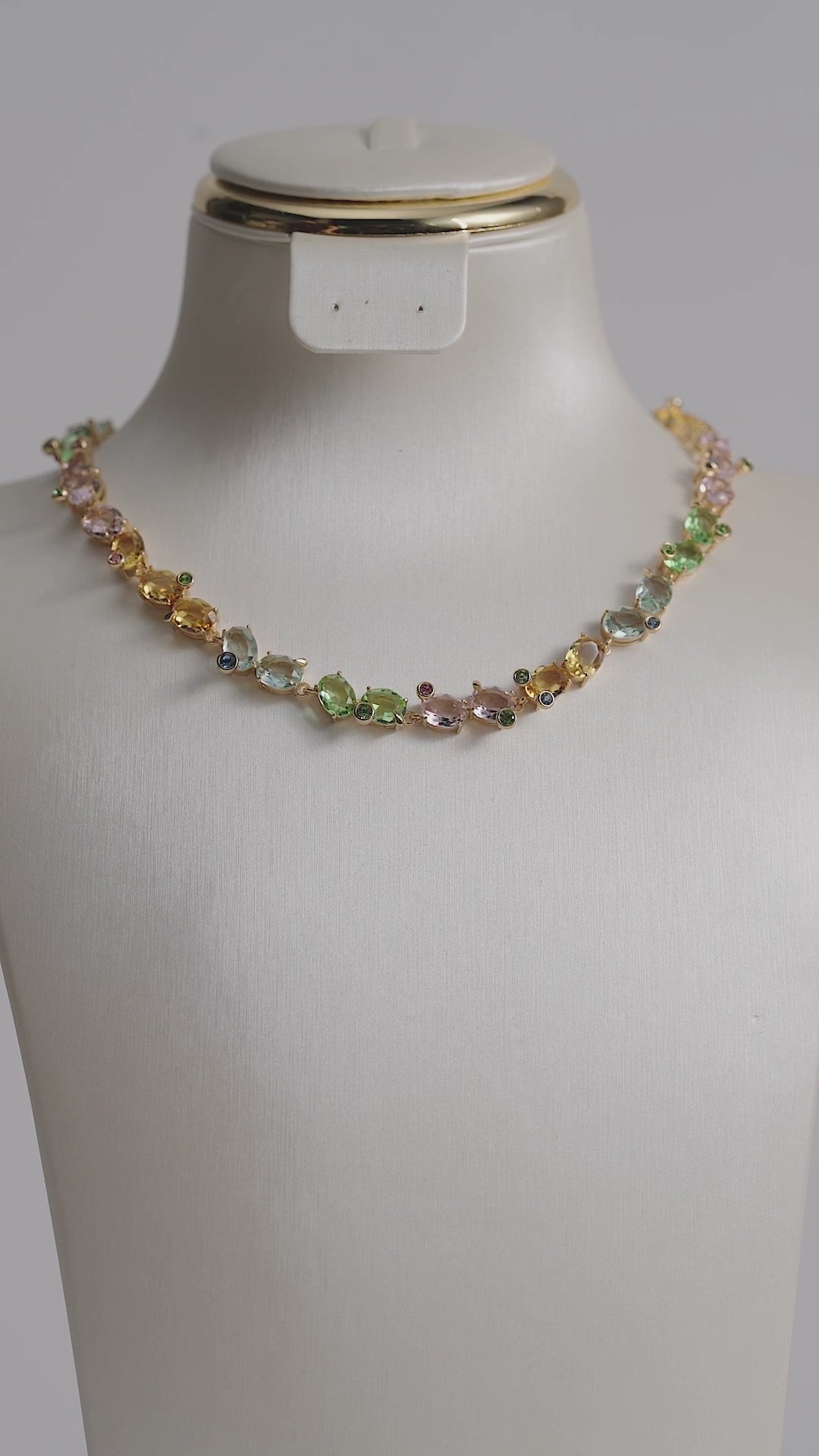 تحميل الفيديو: colored beads necklace