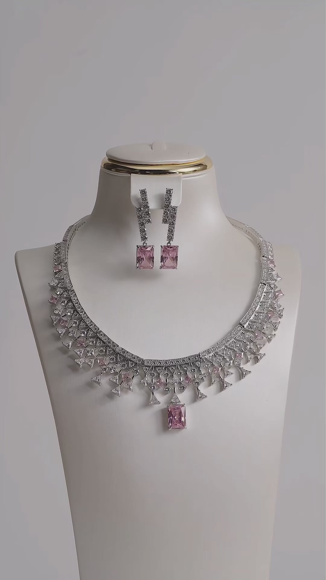 تحميل الفيديو: Princess Diana set