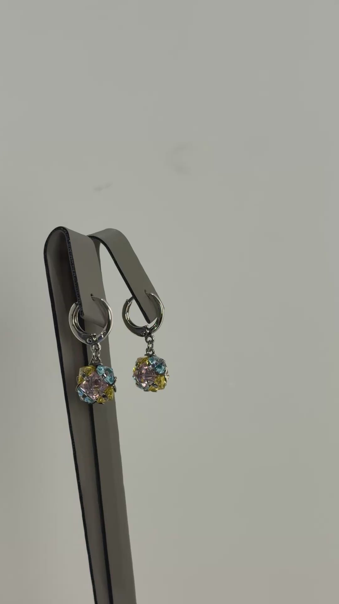 تحميل الفيديو: Colorful ball earrings