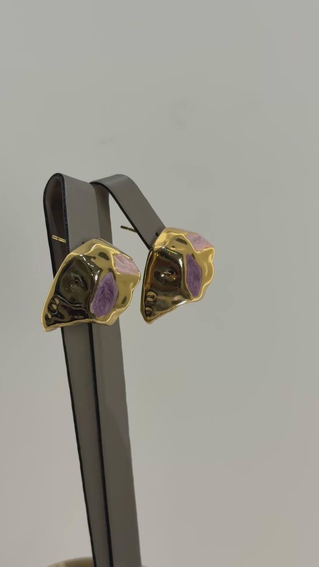 تحميل الفيديو: Golden rock with purple earrings