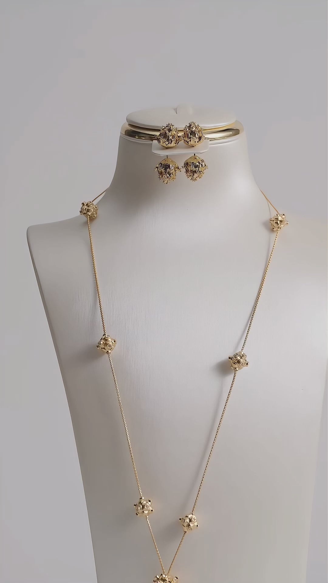 Load video: Gold plated Golden balls set