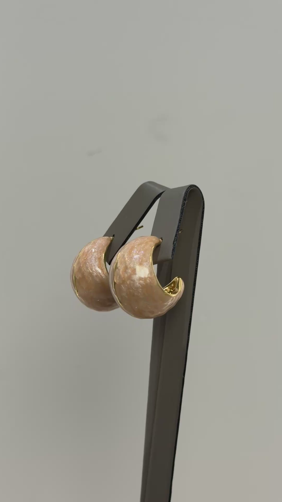 تحميل الفيديو: Peachy curved earrings (hand made)