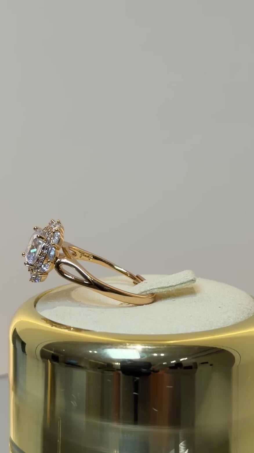 تحميل الفيديو: Big crystal flower ring