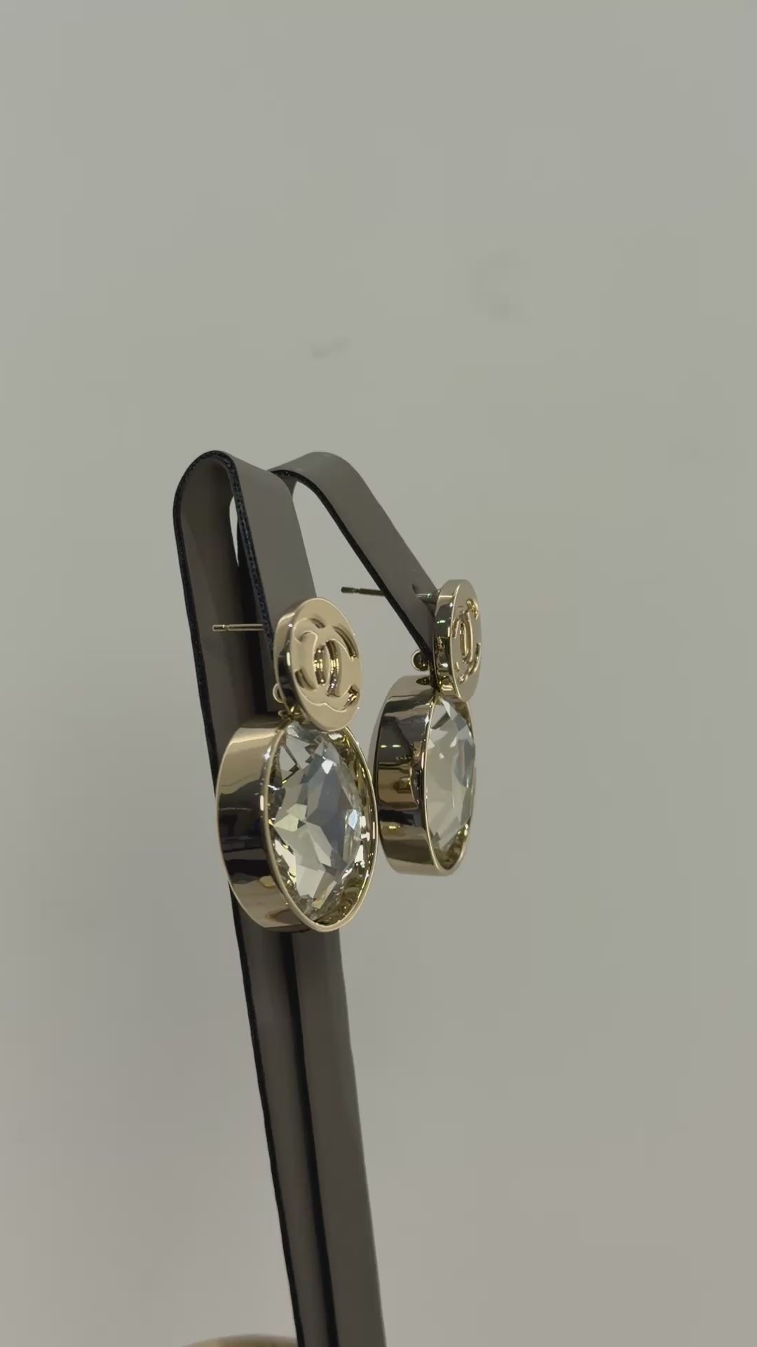 تحميل الفيديو: Silver plated channel earrings