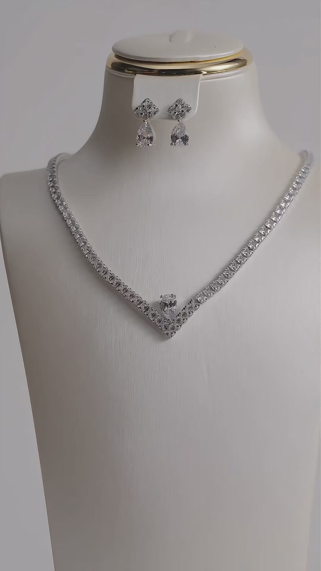 Load video: Crystal V tear set