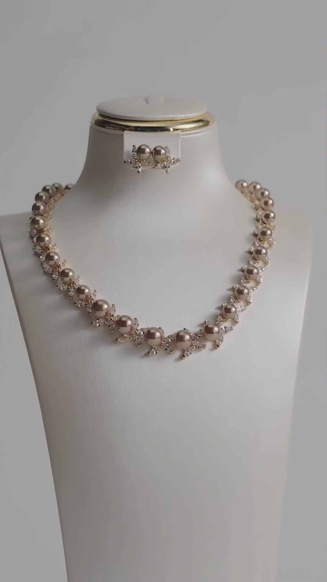 تحميل الفيديو: Pearls and crystal butterflies set