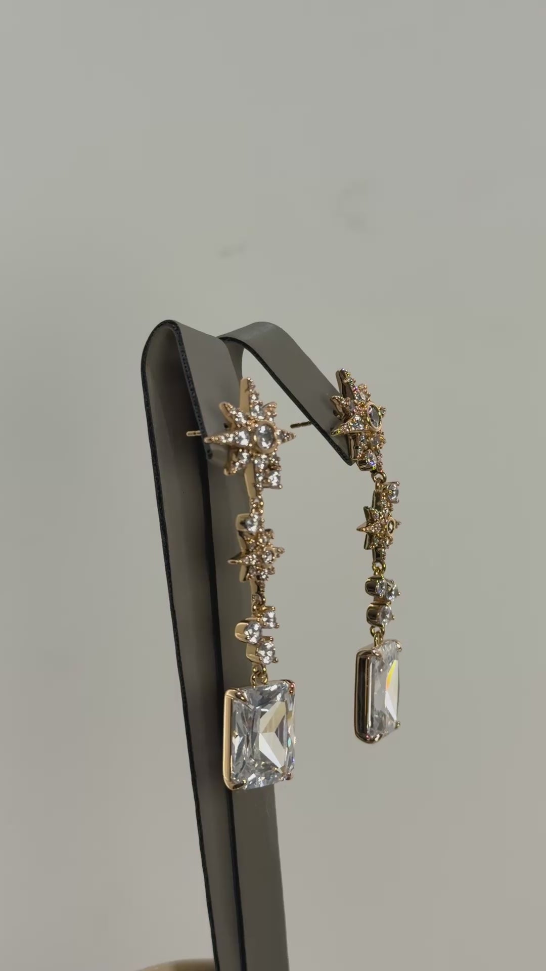 تحميل الفيديو: Crystal flakes earrings