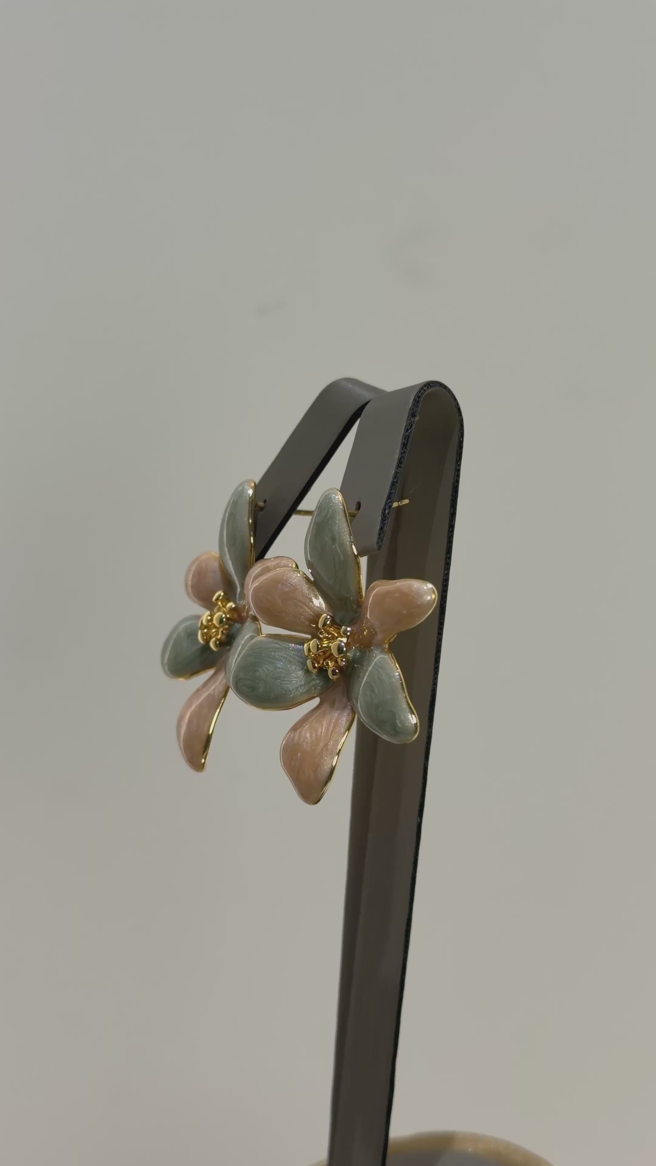 تحميل الفيديو: Hand made colored flowers earrings