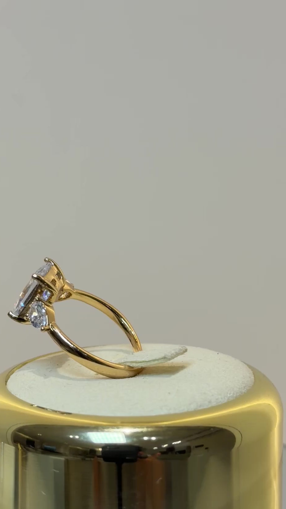 تحميل الفيديو: Big crystal ring